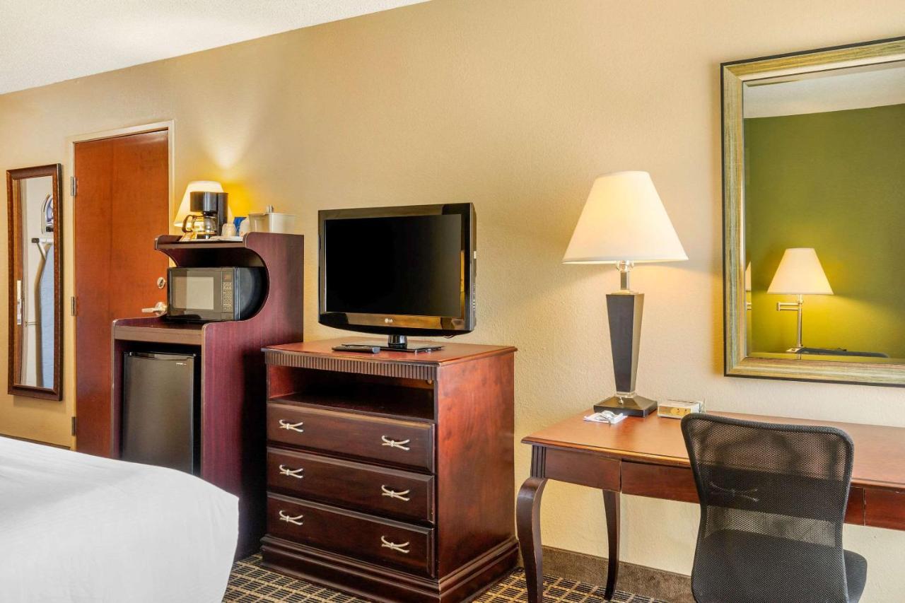 Clarion Pointe South Boston - Danville East Exteriér fotografie